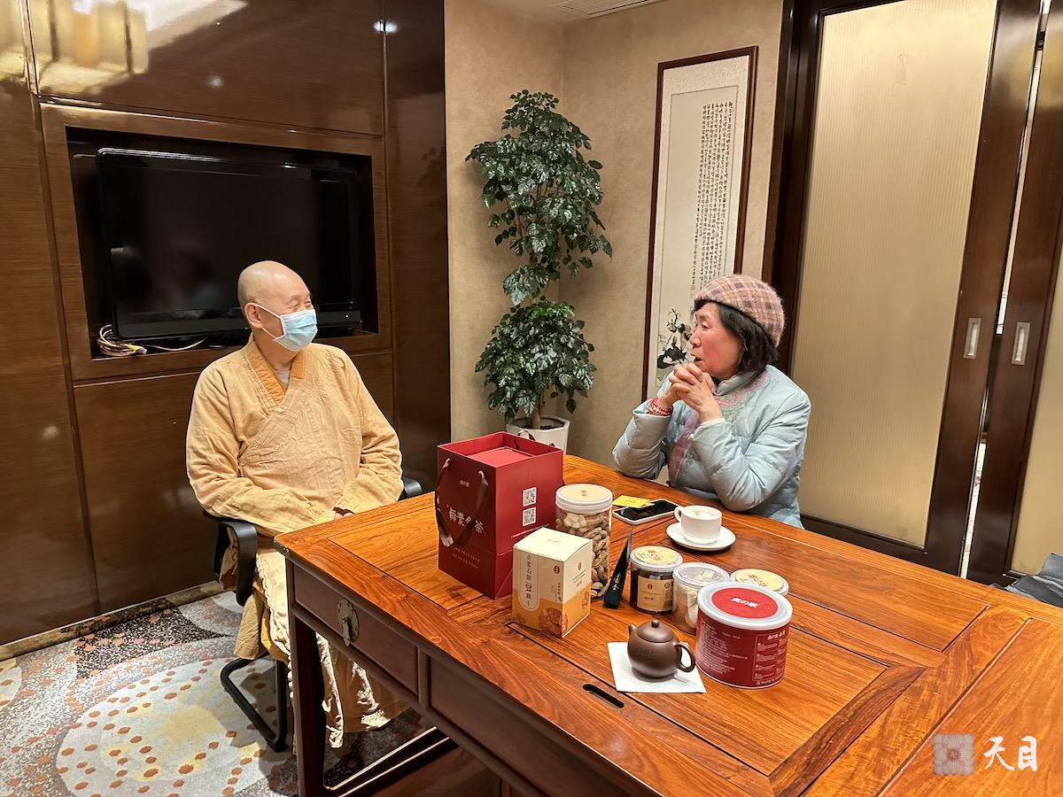 20240125圣观法师在中山喜来登接见来自武夷山的余月红居士1