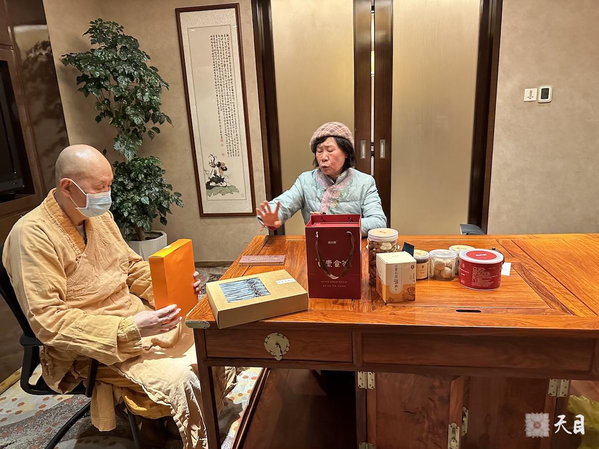 20240125圣观法师在中山喜来登接见来自武夷山的余月红居士1