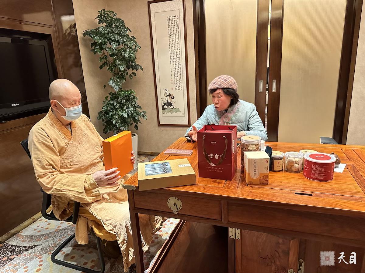 20240125圣观法师在中山喜来登接见来自武夷山的余月红居士1