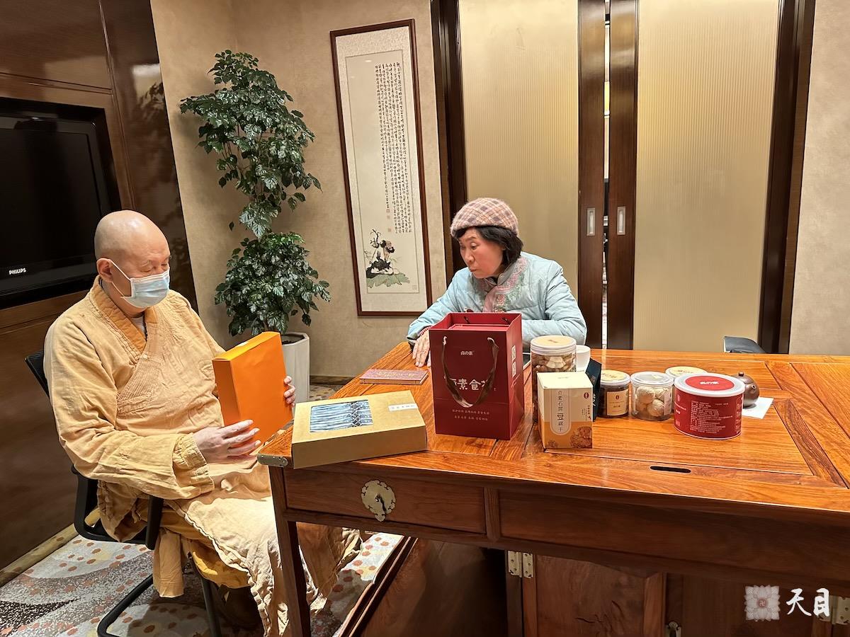 20240125圣观法师在中山喜来登接见来自武夷山的余月红居士1