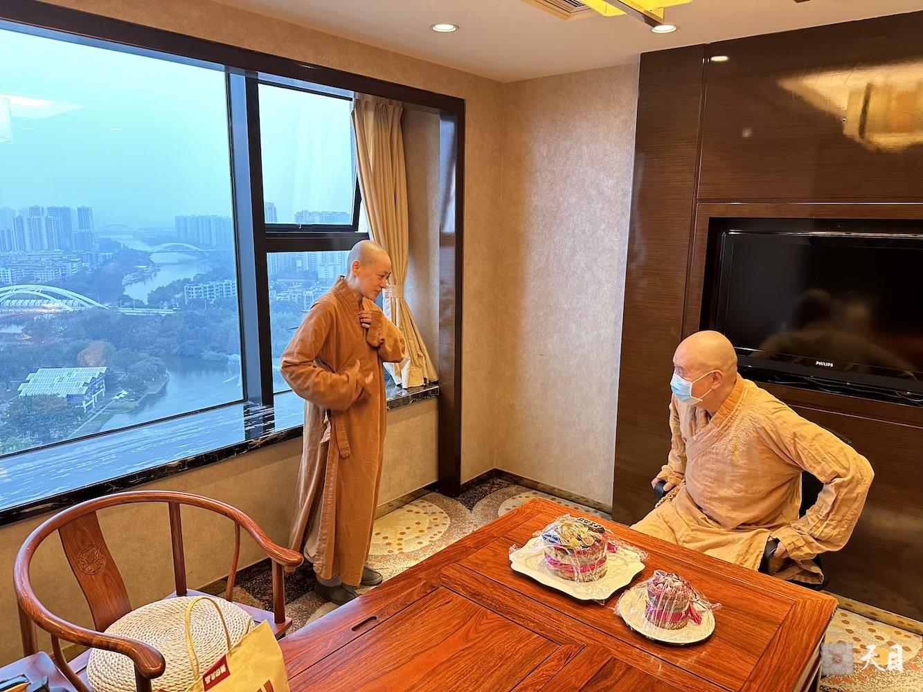 20240112果实法师礼请恩师圣观法师在中山喜来登加持生日1