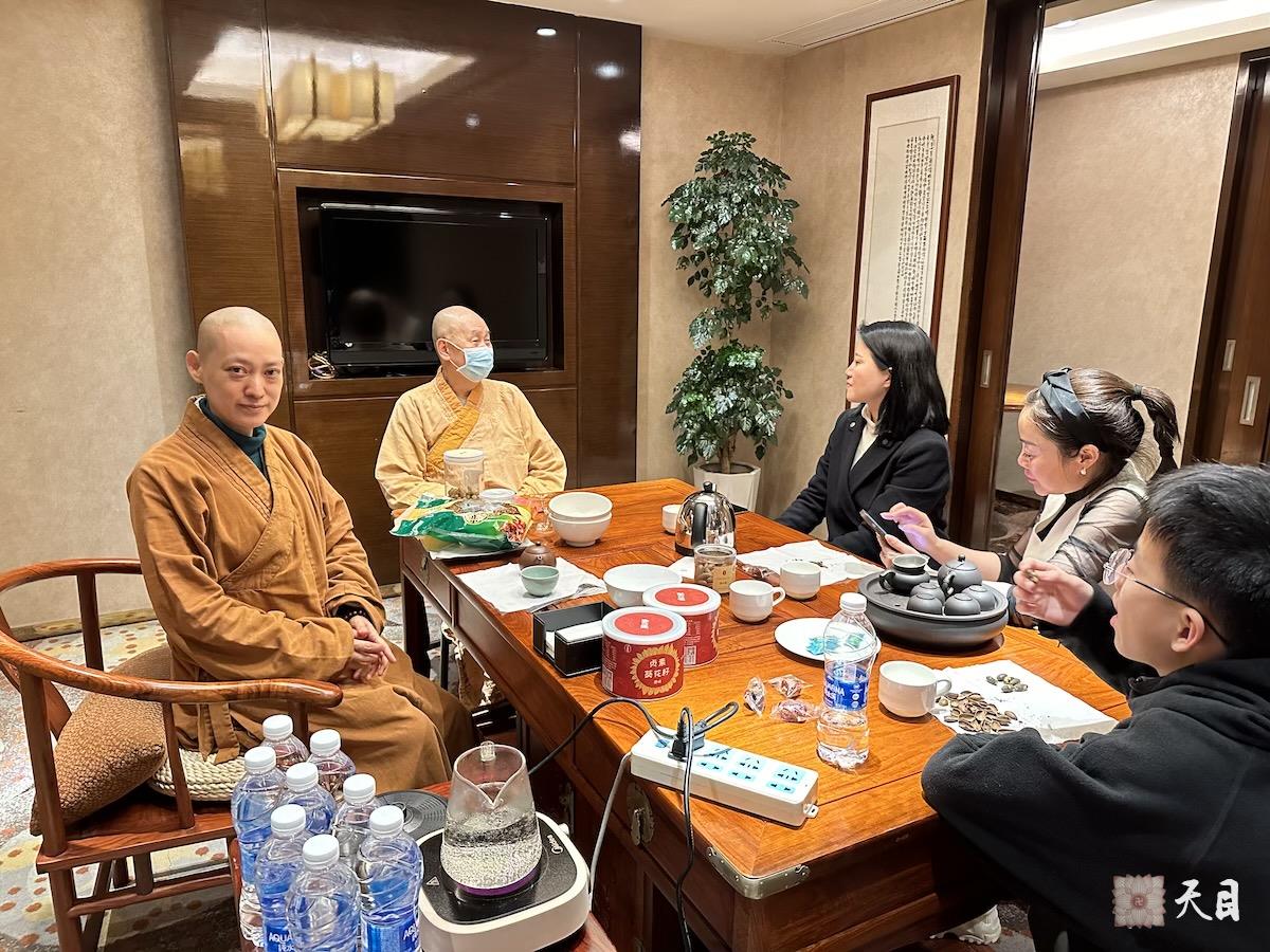 20240208果实法师跟随恩师圣观法师在中山喜来登接见来自温州的常意居士常江居士徐晓飞并给弟子们开示1