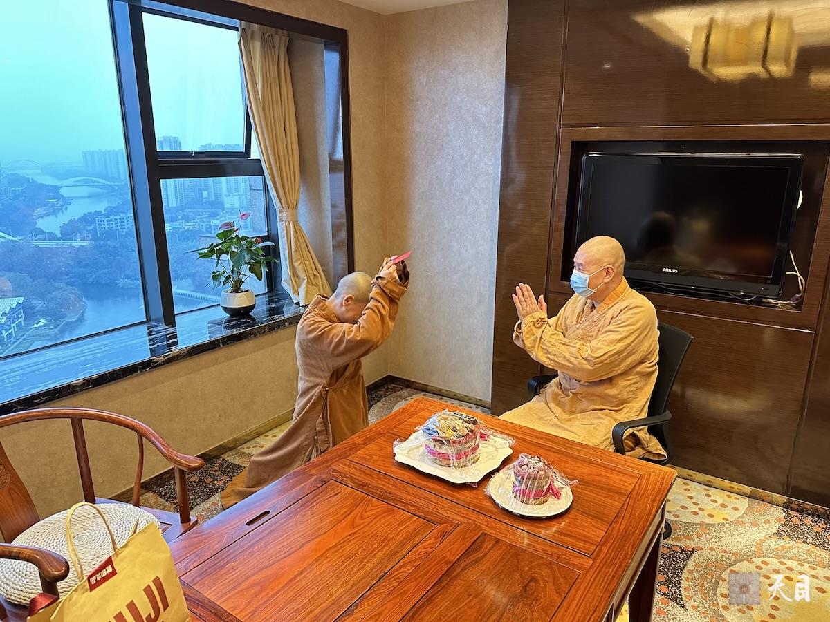 20240112果实法师礼请恩师圣观法师在中山喜来登加持生日1