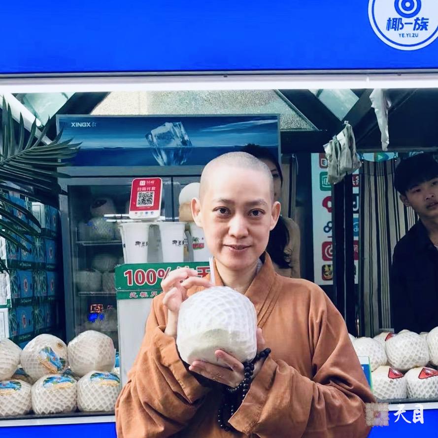 20240107果实法师在中山孙文西路步行街喝鲜椰子