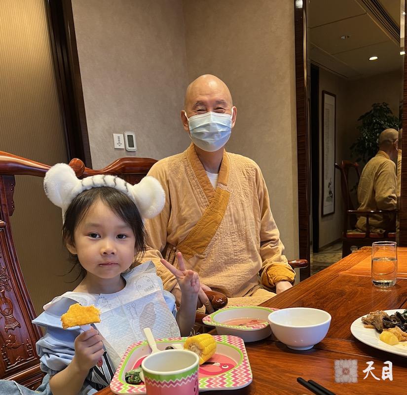 20240313圣观法师和女儿外孙女相聚在中山喜来登