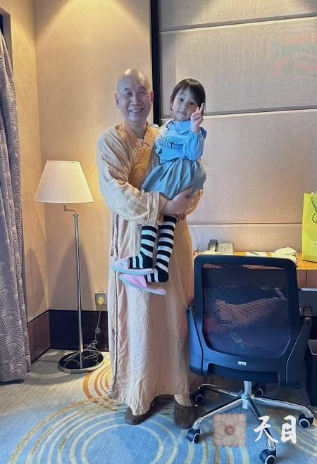 20240313圣观法师和女儿外孙女相聚在中山喜来登