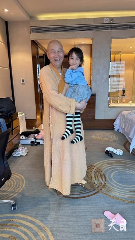 20240313圣观法师和女儿外孙女相聚在中山喜来登