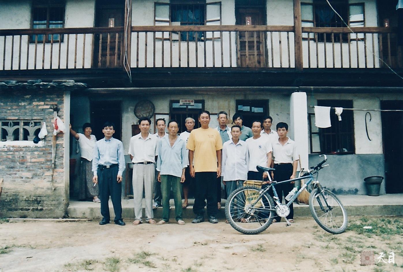 19990725徐志强（出家前的圣观法师）骑行至福建龙岩新罗万安四村村西坑源自然村寻祖宗在四村村委会