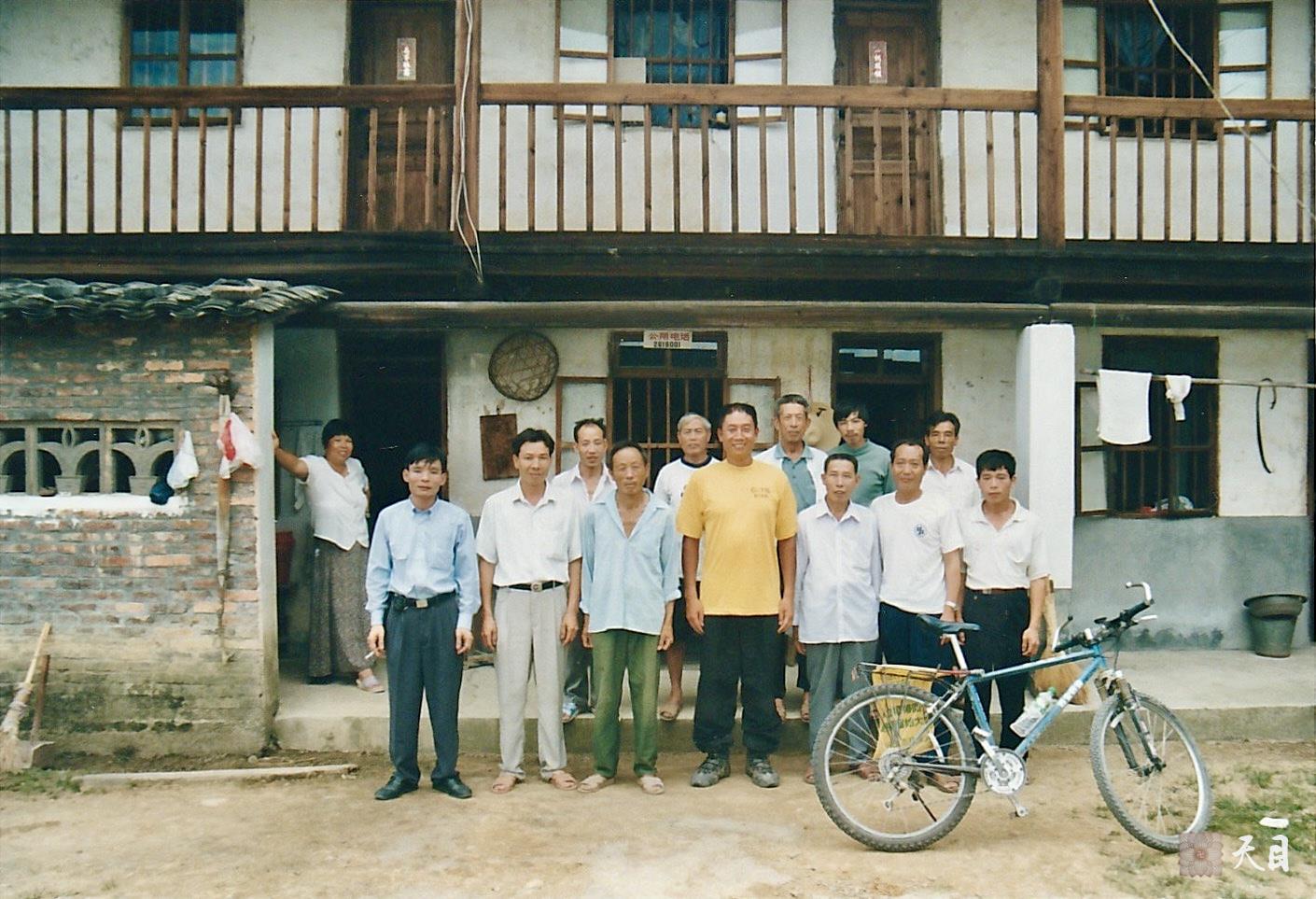 19990725徐志强（出家前的圣观法师）骑行至福建龙岩新罗万安四村村西坑源自然村寻祖宗在四村村委会
