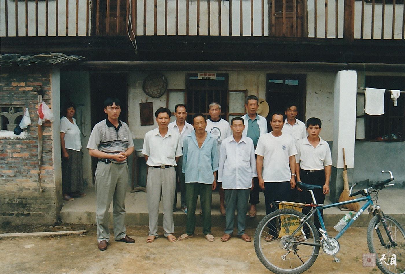 19990725徐志强（出家前的圣观法师）骑行至福建龙岩新罗万安四村村西坑源自然村寻祖宗在四村村委会