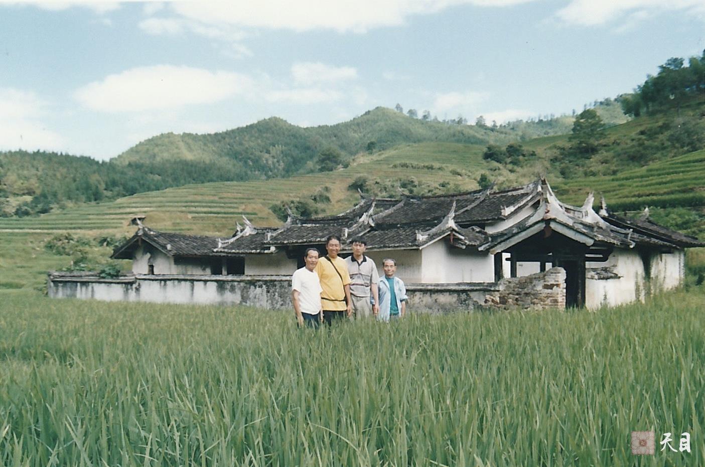 19990725徐志强（出家前的圣观法师）骑行至福建龙岩新罗万安四村村西坑源自然村寻祖宗徐氏宗祠崇德堂