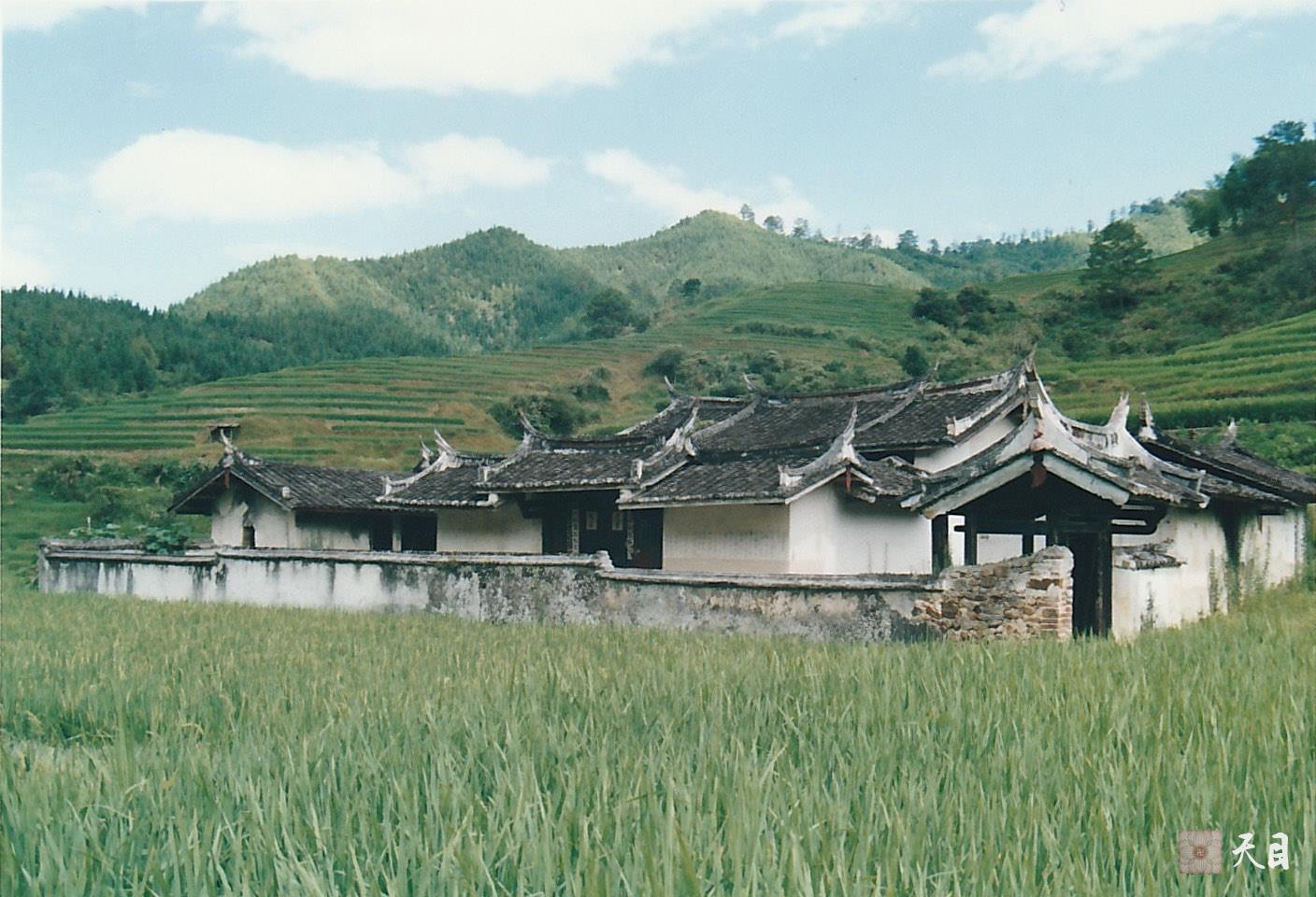 19990725徐志强（出家前的圣观法师）骑行至福建龙岩新罗万安四村村西坑源自然村寻祖宗徐氏宗祠崇德堂