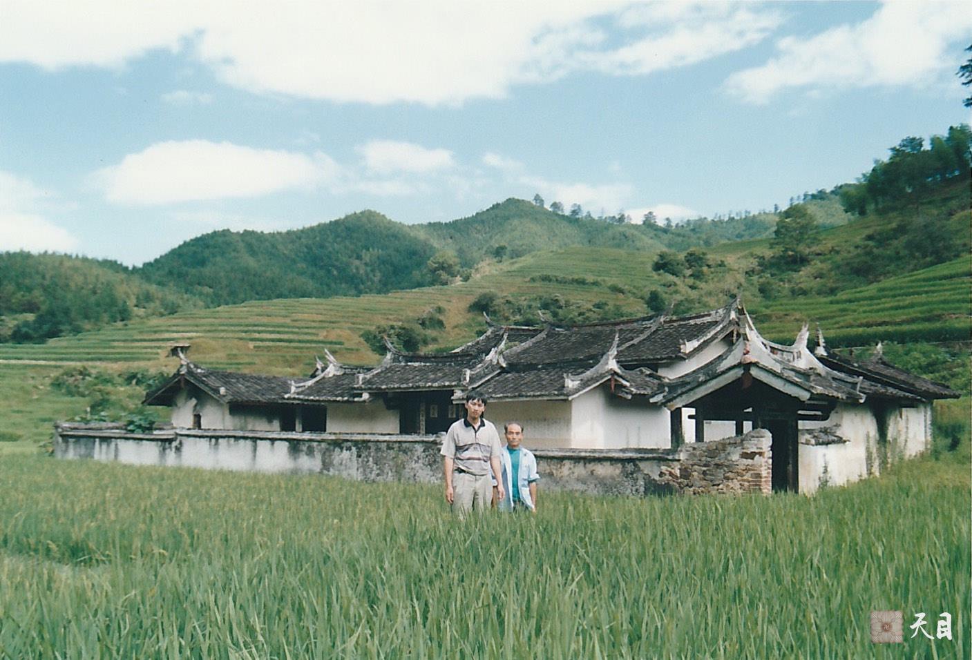 19990725徐志强（出家前的圣观法师）骑行至福建龙岩新罗万安四村村西坑源自然村寻祖宗徐氏宗祠崇德堂