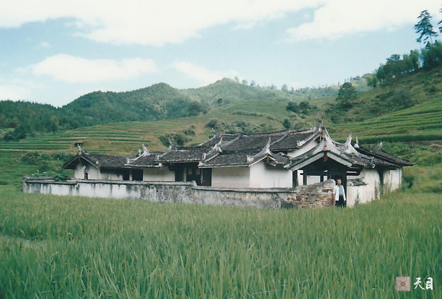 19990725徐志强（出家前的圣观法师）骑行至福建龙岩新罗万安四村村西坑源自然村寻祖宗徐氏宗祠崇德堂