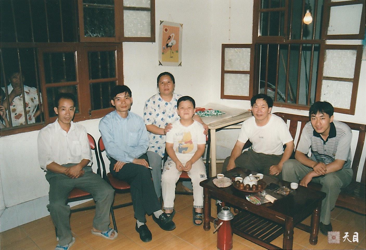 19990725徐志强（出家前的圣观法师）骑行至福建龙岩新罗万安四村村西坑源自然村寻祖宗在四村村委会