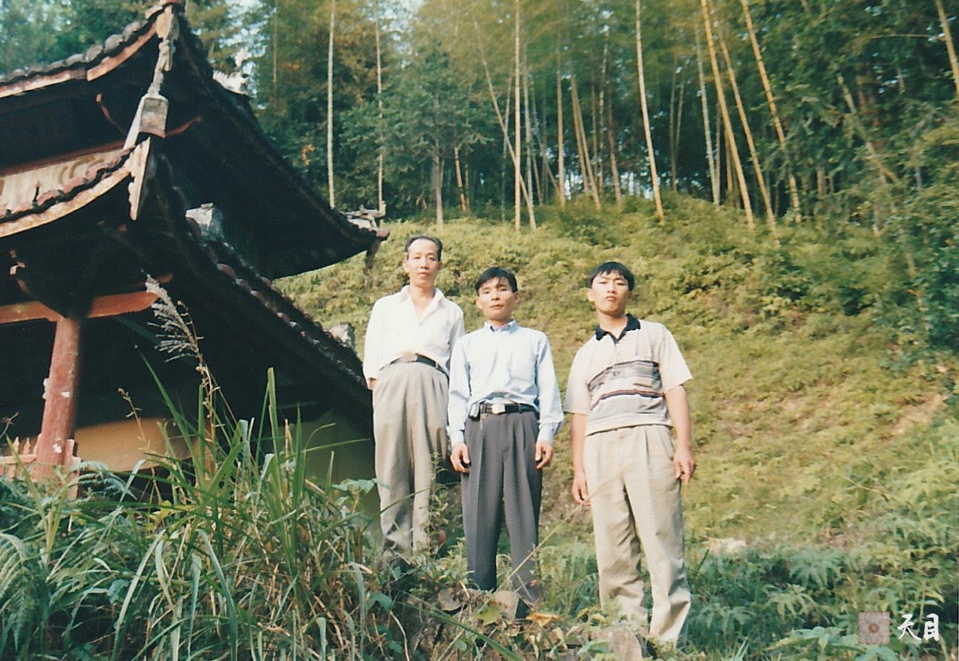 19990725徐志强（出家前的圣观法师）骑行至福建龙岩新罗万安四村村西坑源自然村寻祖宗四村村委会到徐氏宗祠路上