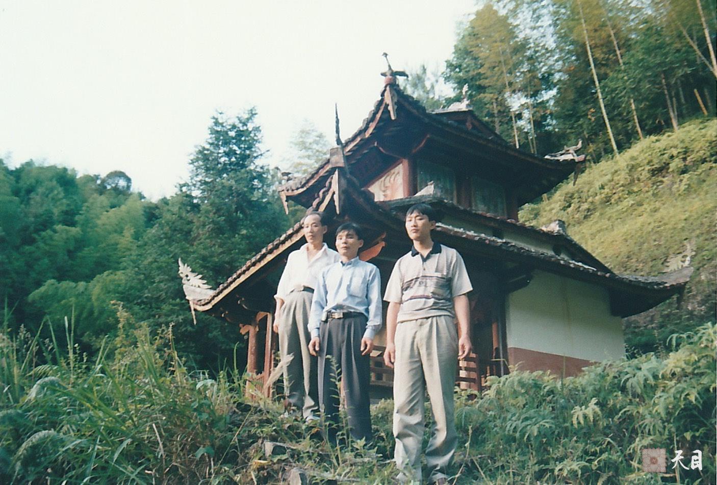 19990725徐志强（出家前的圣观法师）骑行至福建龙岩新罗万安四村村西坑源自然村寻祖宗四村村委会到徐氏宗祠路上