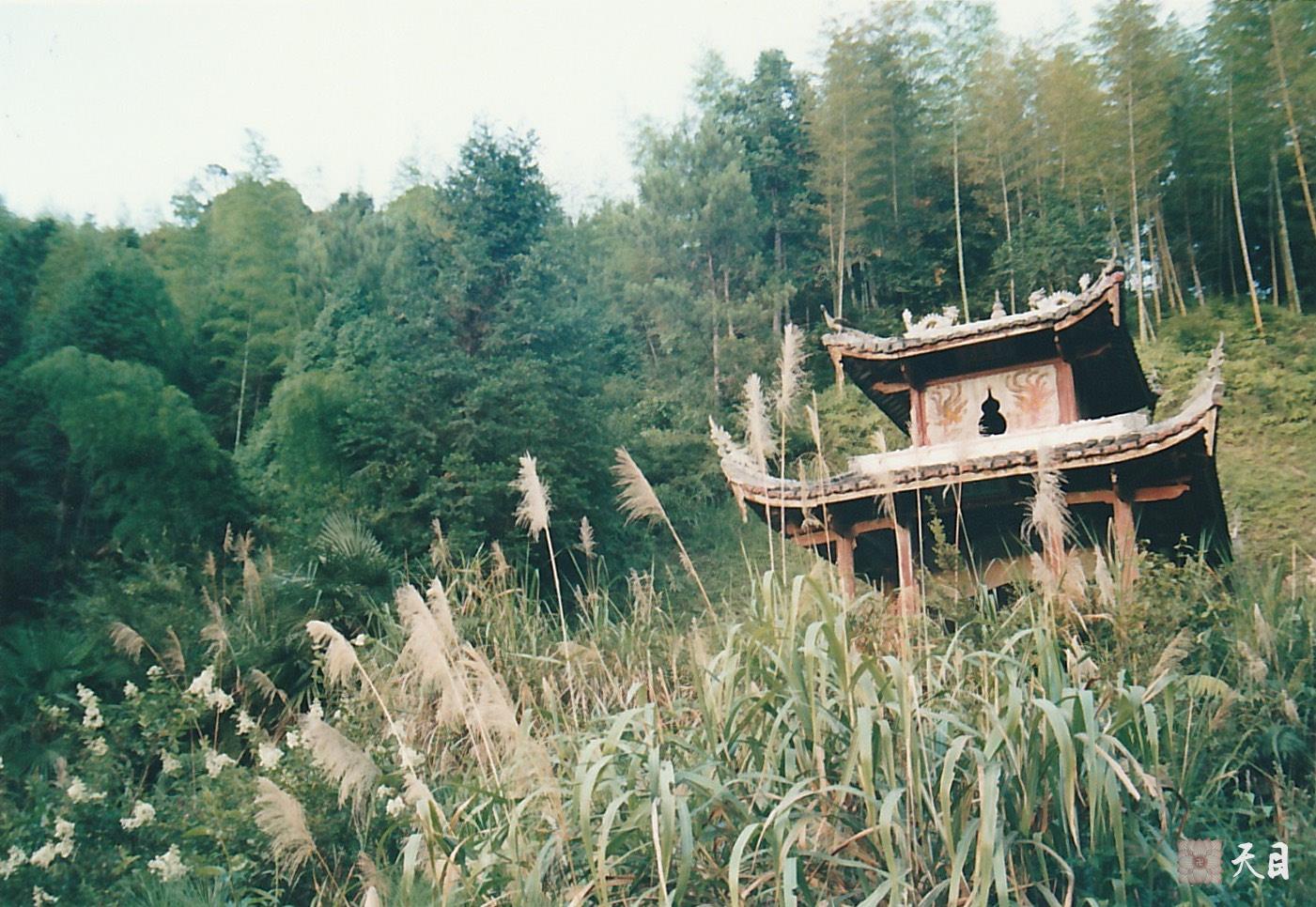 19990725徐志强（出家前的圣观法师）骑行至福建龙岩新罗万安四村村西坑源自然村寻祖宗四村村委会到徐氏宗祠路上