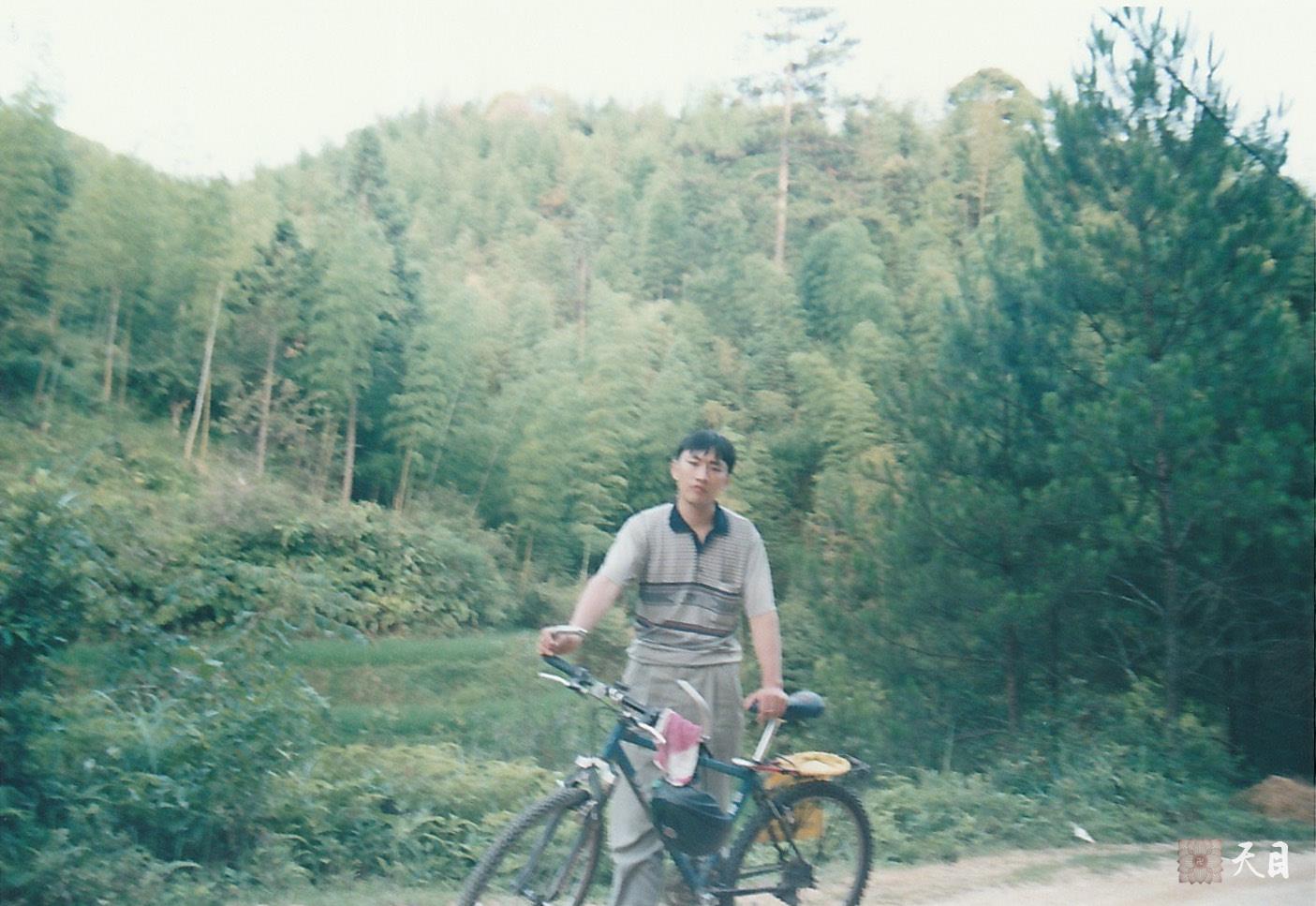 19990725徐志强（出家前的圣观法师）骑行至福建龙岩新罗万安四村村西坑源自然村寻祖宗四村村委会到徐氏宗祠路上