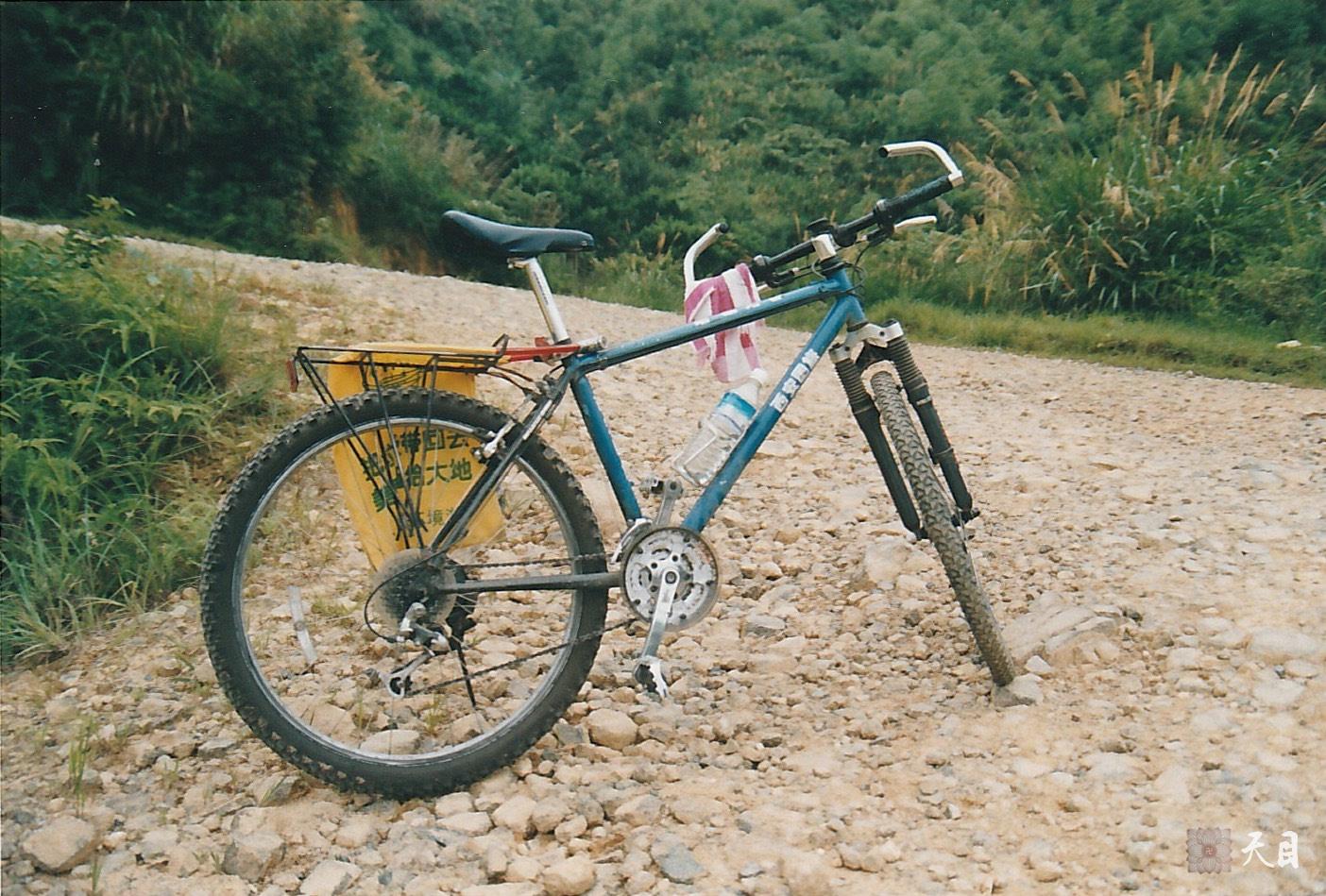 19990725徐志强（出家前的圣观法师）骑行至福建龙岩新罗万安四村村西坑源自然村寻祖宗四村村委会到徐氏宗祠路上