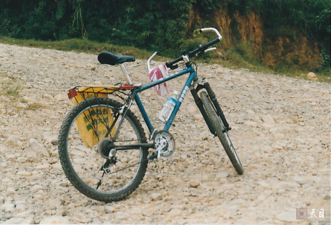 19990725徐志强（出家前的圣观法师）骑行至福建龙岩新罗万安四村村西坑源自然村寻祖宗四村村委会到徐氏宗祠路上