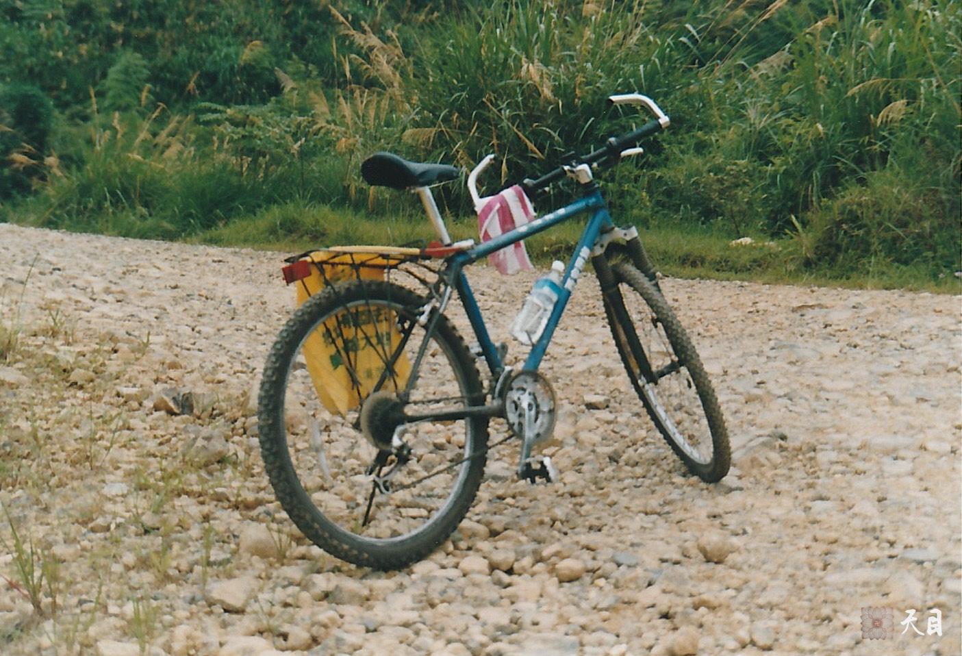 19990725徐志强（出家前的圣观法师）骑行至福建龙岩新罗万安四村村西坑源自然村寻祖宗四村村委会到徐氏宗祠路上