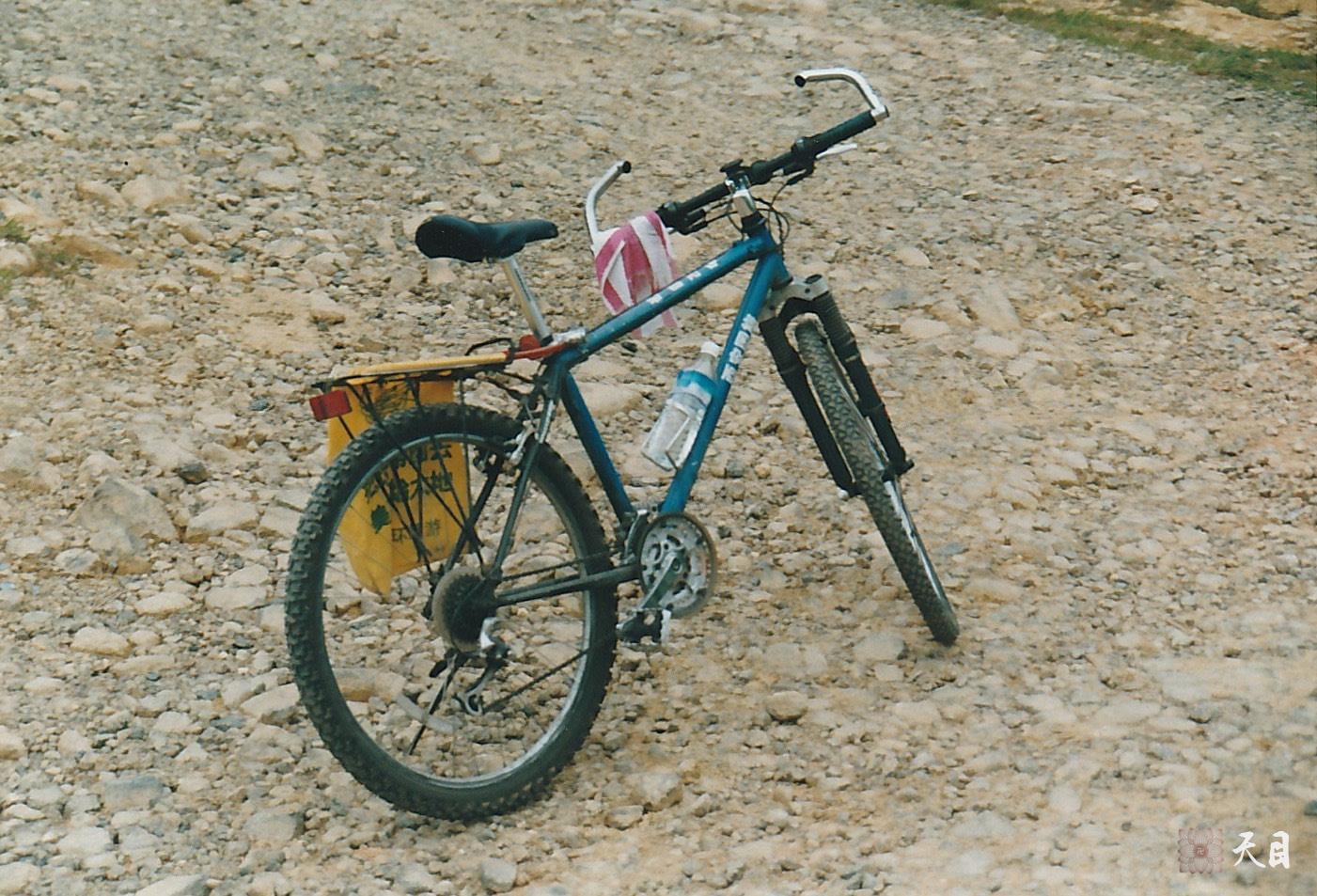 19990725徐志强（出家前的圣观法师）骑行至福建龙岩新罗万安四村村西坑源自然村寻祖宗四村村委会到徐氏宗祠路上