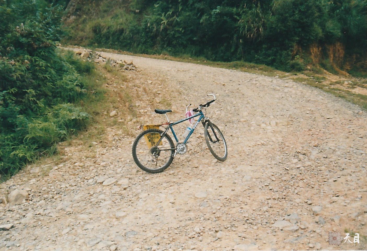 19990725徐志强（出家前的圣观法师）骑行至福建龙岩新罗万安四村村西坑源自然村寻祖宗四村村委会到徐氏宗祠路上