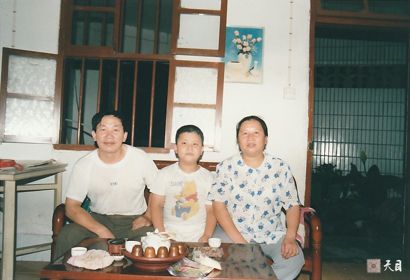 19990725徐志强（出家前的圣观法师）骑行至福建龙岩新罗万安四村村西坑源自然村寻祖宗在四村村委会