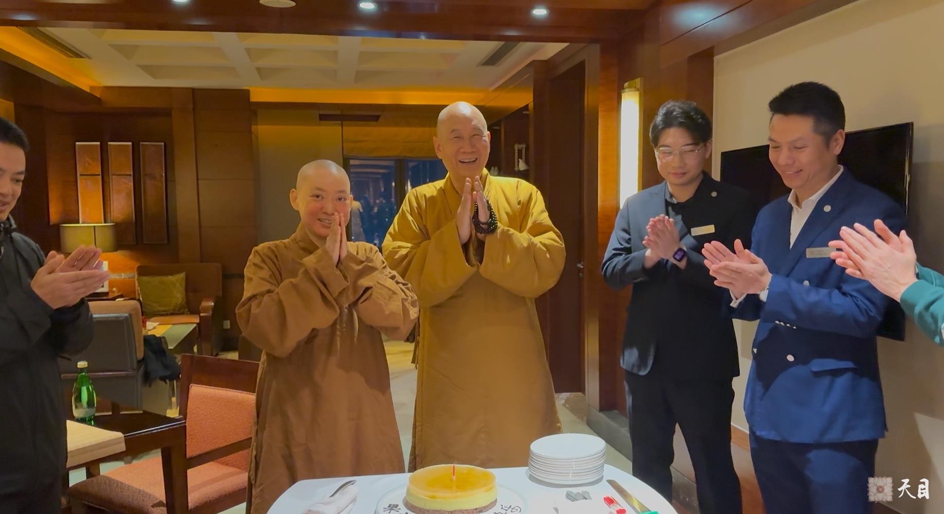 20250112果实法师礼请恩师圣观法师在温州喜来登加持生日4