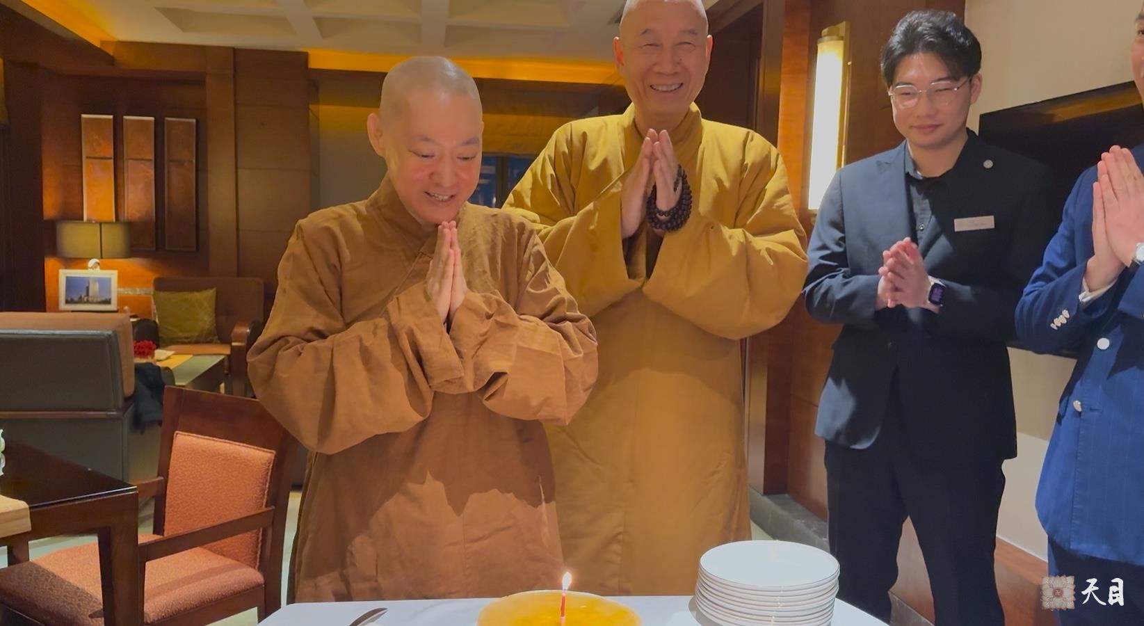 20250112果实法师礼请恩师圣观法师在温州喜来登加持生日3