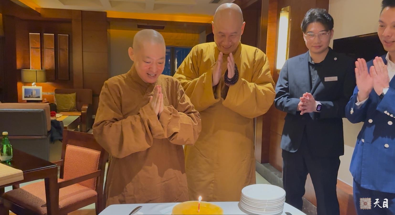 20250112果实法师礼请恩师圣观法师在温州喜来登加持生日3