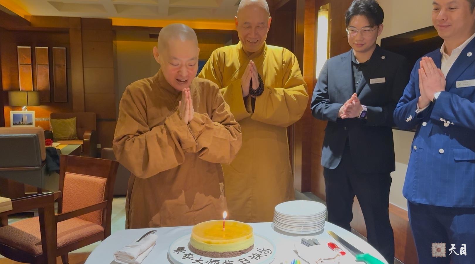 20250112果实法师礼请恩师圣观法师在温州喜来登加持生日3
