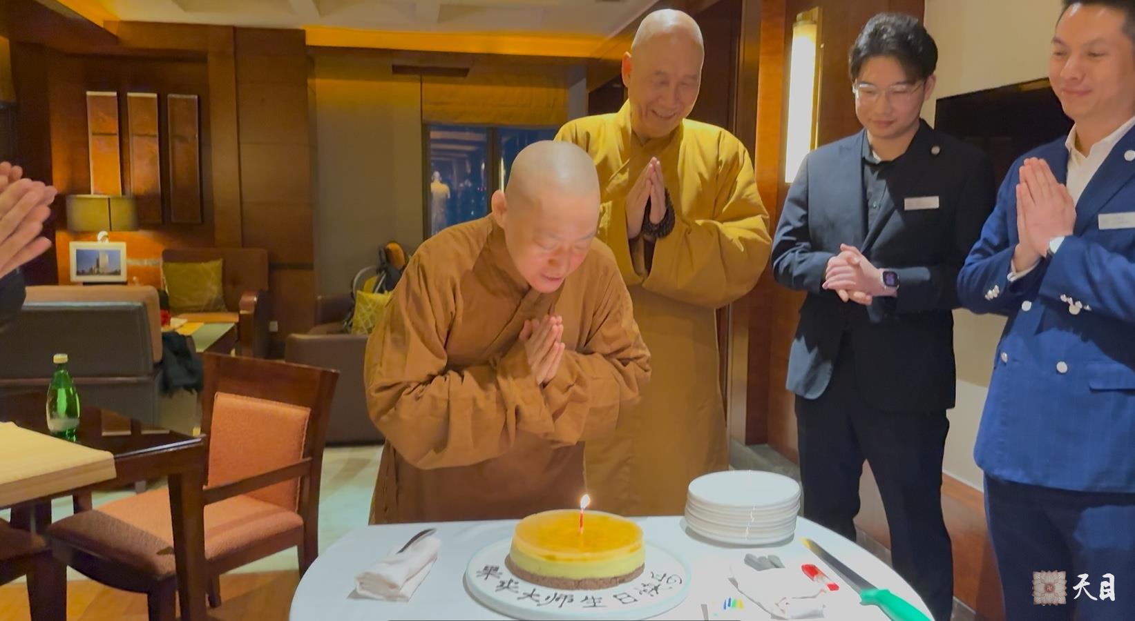 20250112果实法师礼请恩师圣观法师在温州喜来登加持生日3