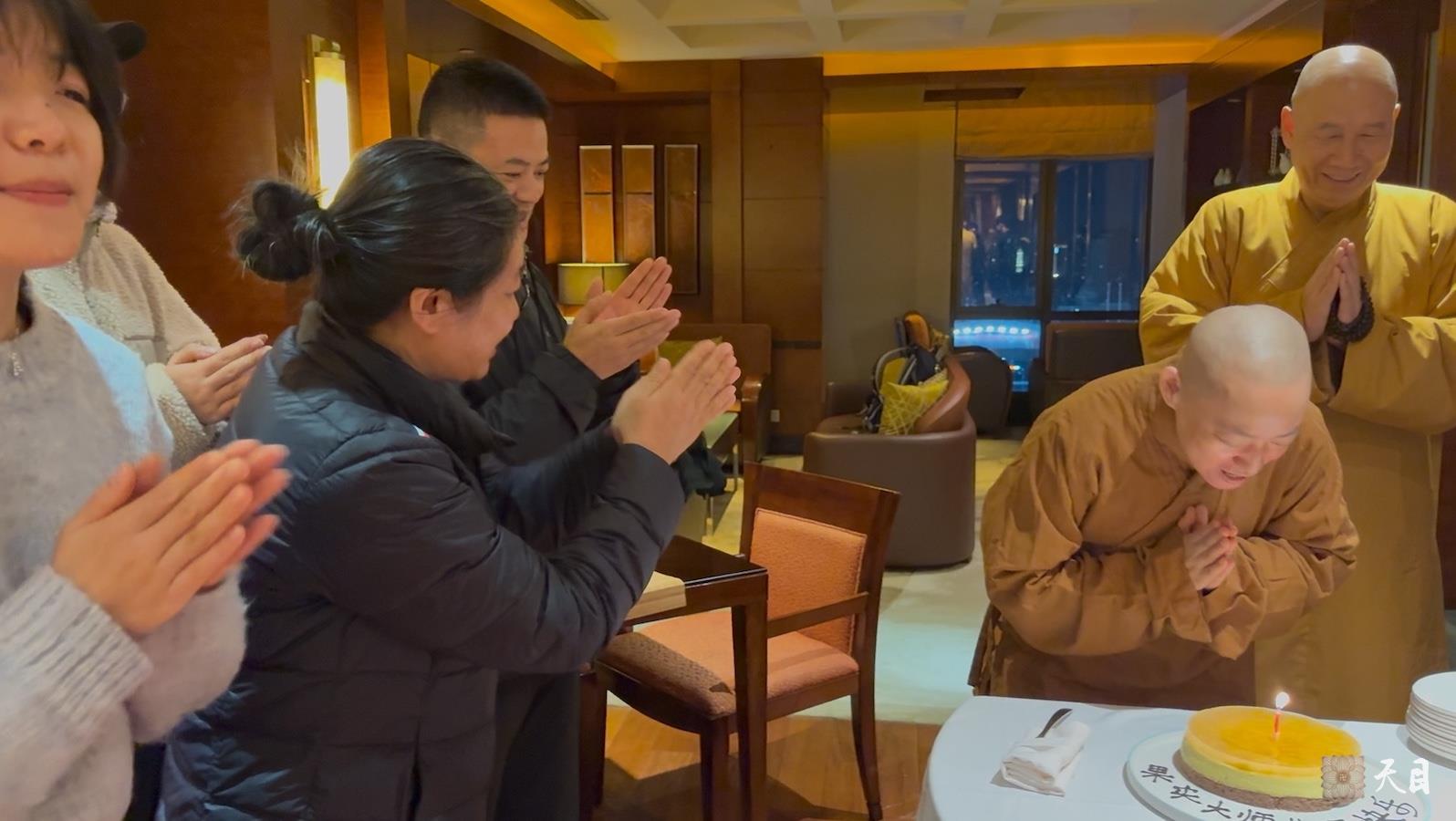 20250112果实法师礼请恩师圣观法师在温州喜来登加持生日3