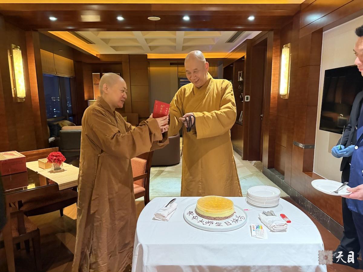 20250112圣观法师在温州喜来登加持果实法师生日6