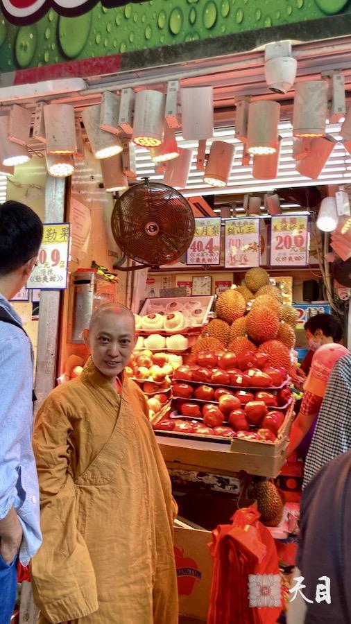20231208果实法师在香港西环皇后大道西应常青居士供养宝莲苑素食馆后常青居士在西环老街区给果实法师挑选供养猫山王榴莲
