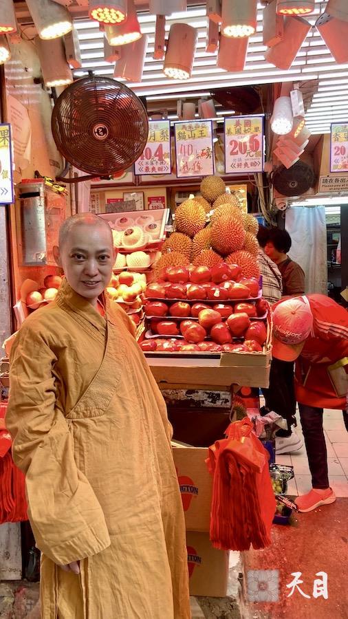 20231208果实法师在香港西环皇后大道西应常青居士供养宝莲苑素食馆后常青居士在西环老街区给果实法师挑选供养猫山王榴莲