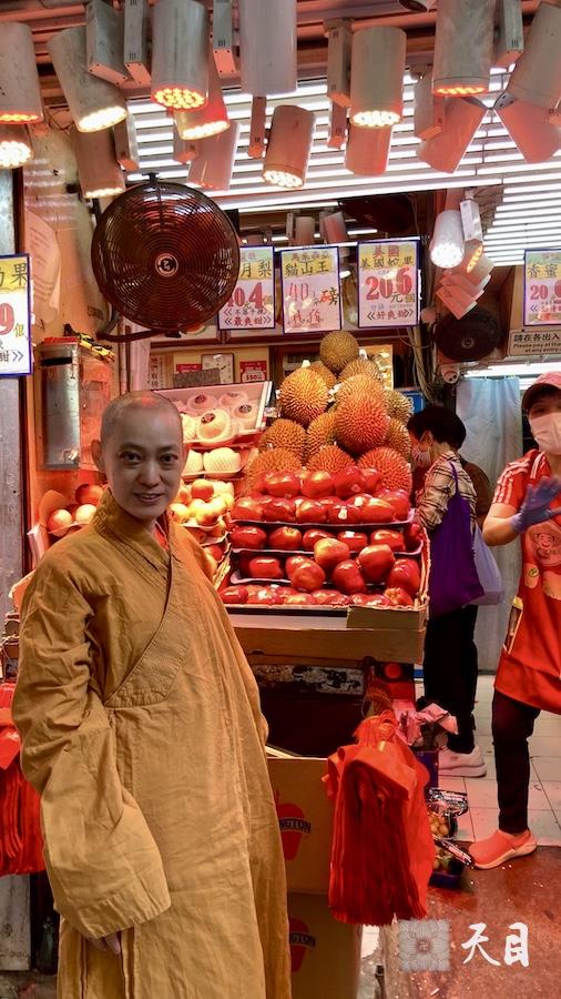 20231208果实法师在香港西环皇后大道西应常青居士供养宝莲苑素食馆后常青居士在西环老街区给果实法师挑选供养猫山王榴莲