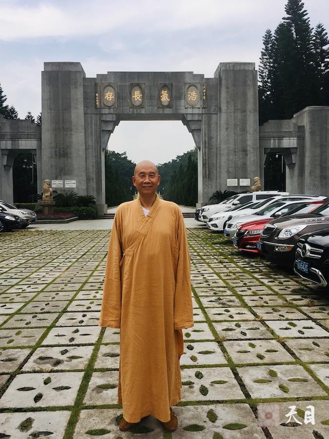 20240616圣观法师在重庆缙云山参访缙云寺瞻仰太虚大师塔在太虚大师铜像前留影