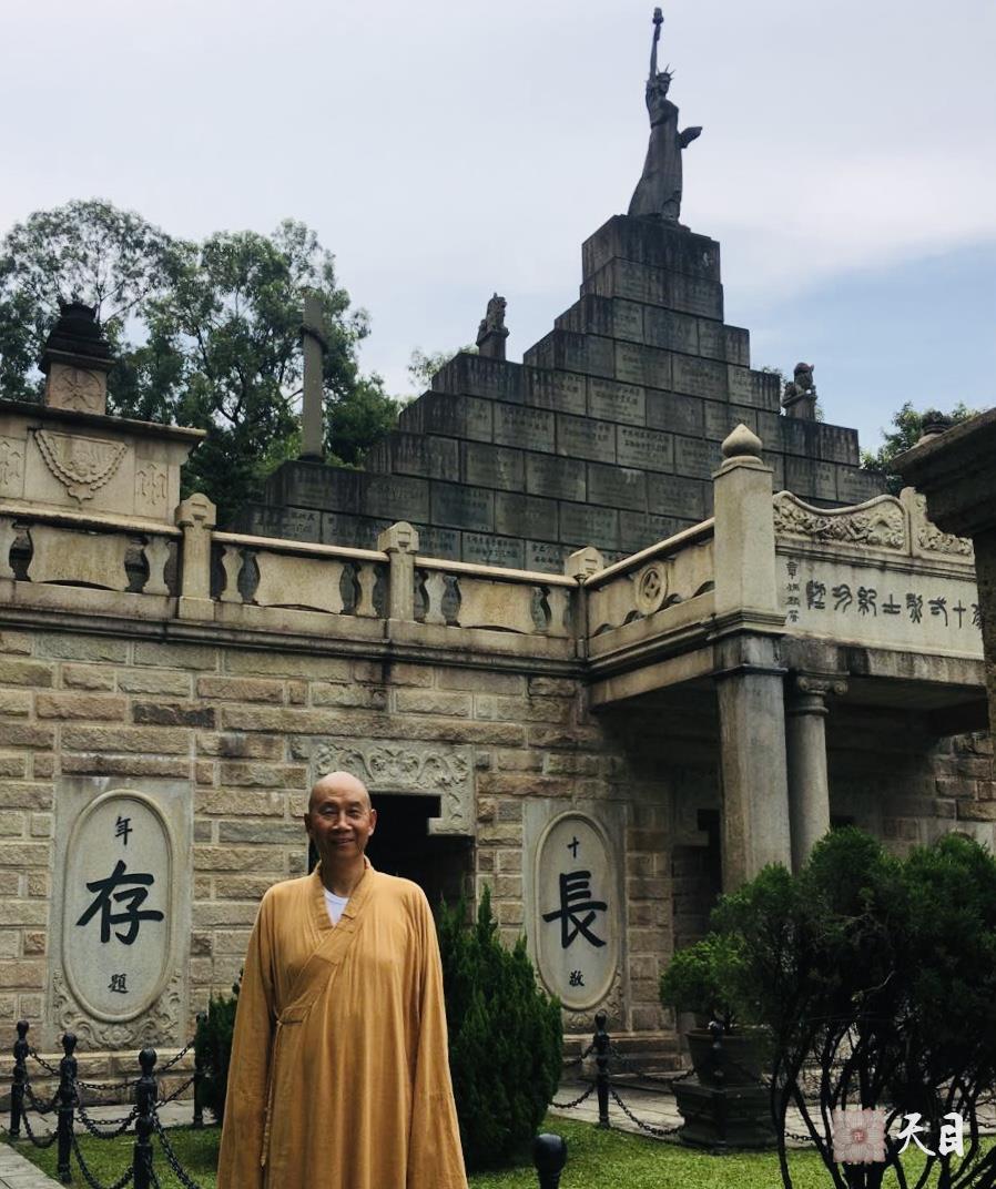 20240616圣观法师在重庆缙云山参访缙云寺瞻仰太虚大师塔在太虚大师铜像前留影