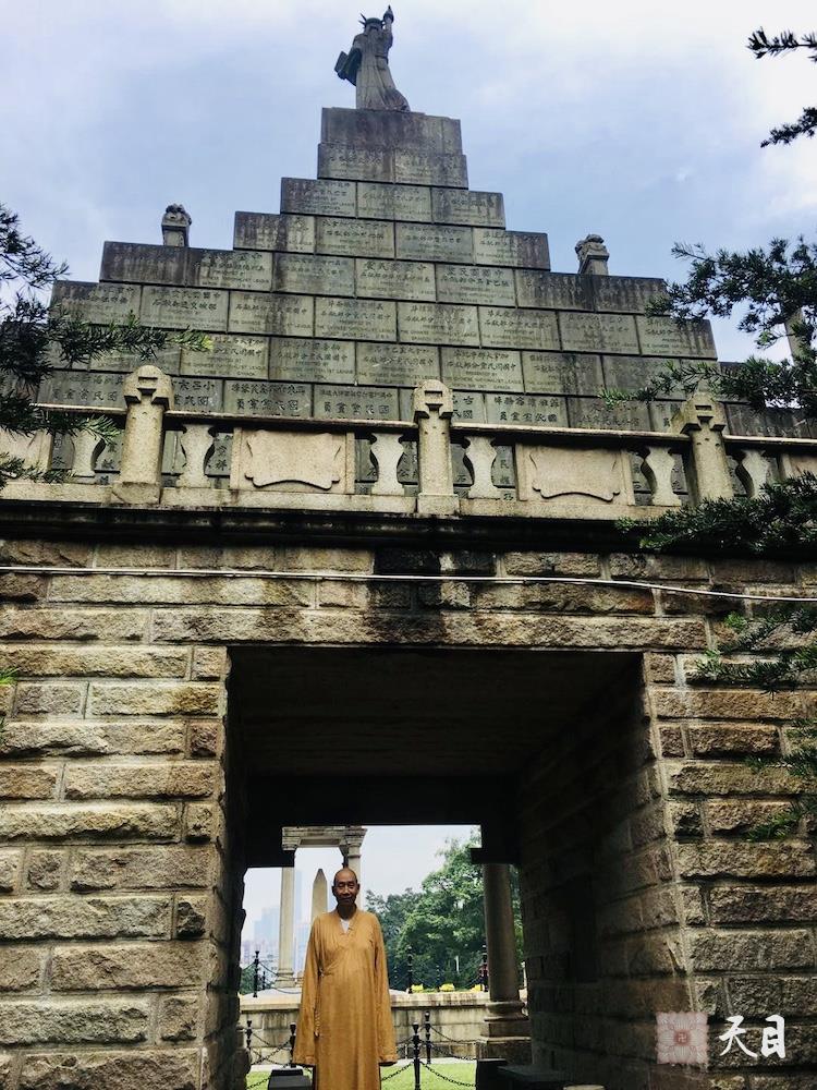20240616圣观法师在重庆缙云山参访缙云寺瞻仰太虚大师塔在太虚大师铜像前留影