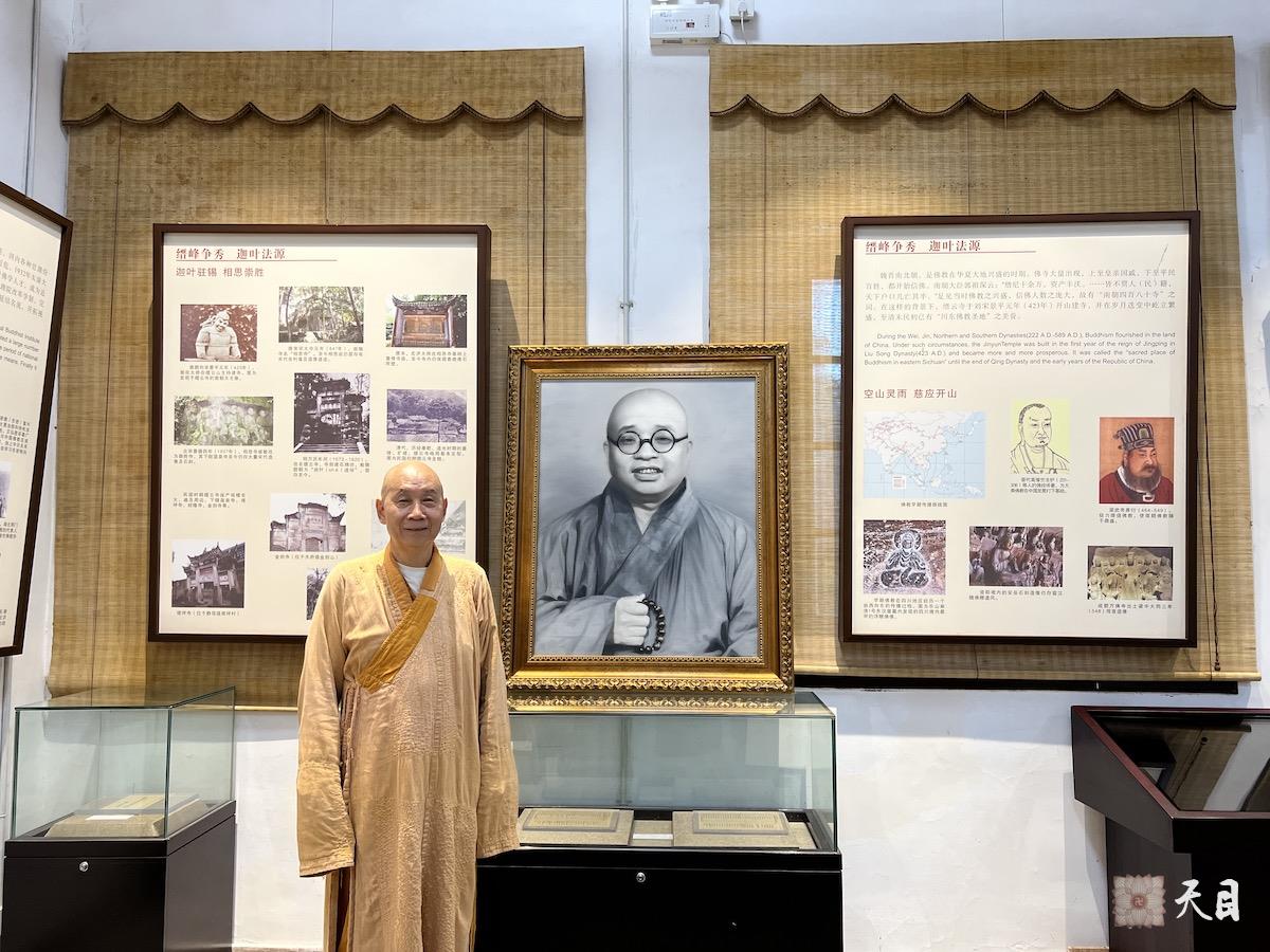 20240616圣观法师在重庆缙云山参访缙云寺陈列馆在太虚大师画像前留影