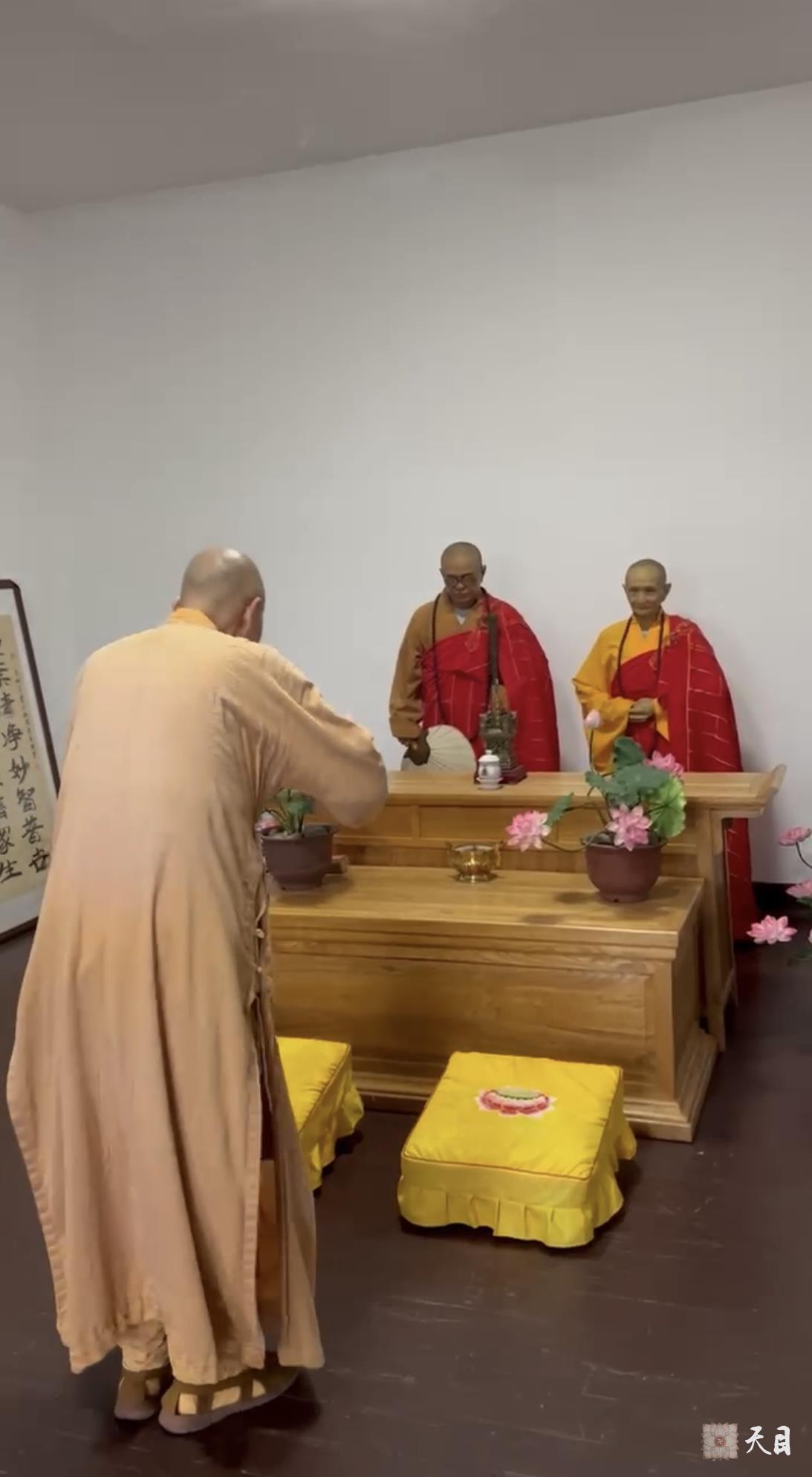 20240616圣观法师在重庆缙云山参访缙云寺在太虚大师惟贤法师蜡像前顶礼