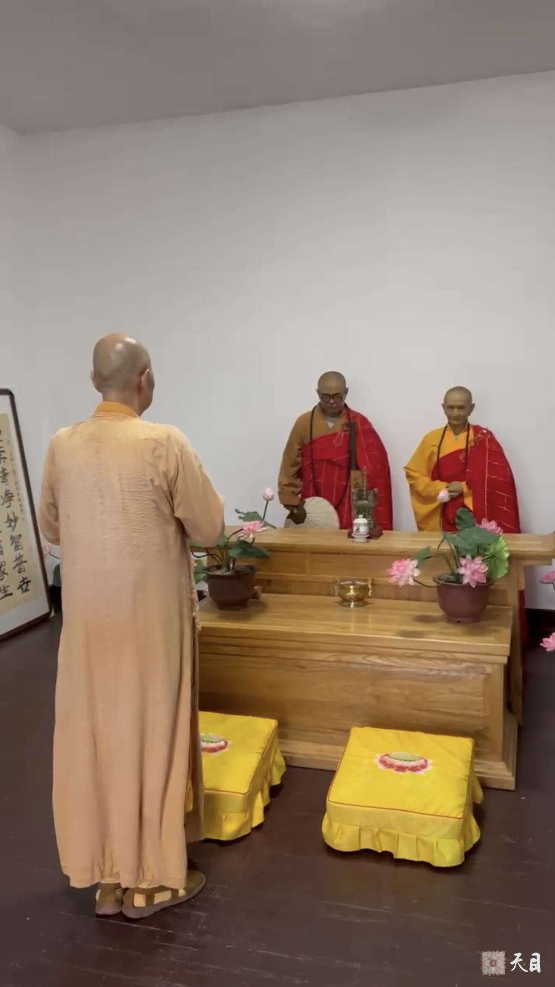 20240616圣观法师在重庆缙云山参访缙云寺在太虚大师惟贤法师蜡像前顶礼