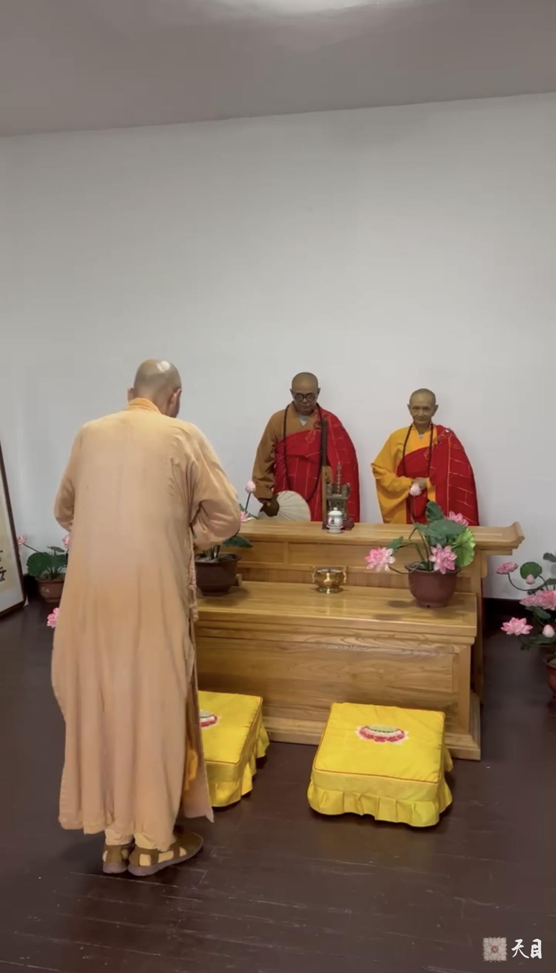 20240616圣观法师在重庆缙云山参访缙云寺在太虚大师惟贤法师蜡像前顶礼