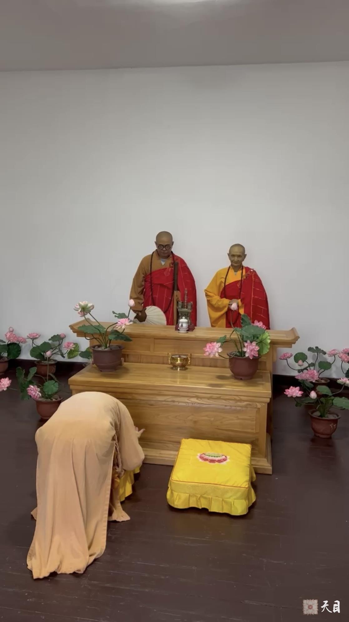 20240616圣观法师在重庆缙云山参访缙云寺在太虚大师惟贤法师蜡像前顶礼