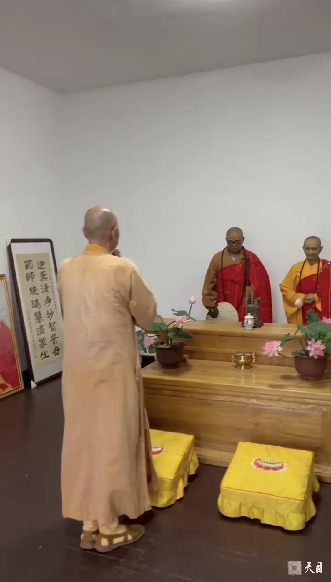 20240616圣观法师在重庆缙云山参访缙云寺在太虚大师惟贤法师蜡像前顶礼