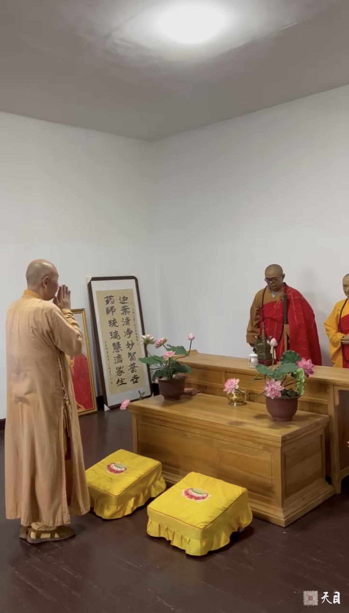 20240616圣观法师在重庆缙云山参访缙云寺在太虚大师惟贤法师蜡像前顶礼