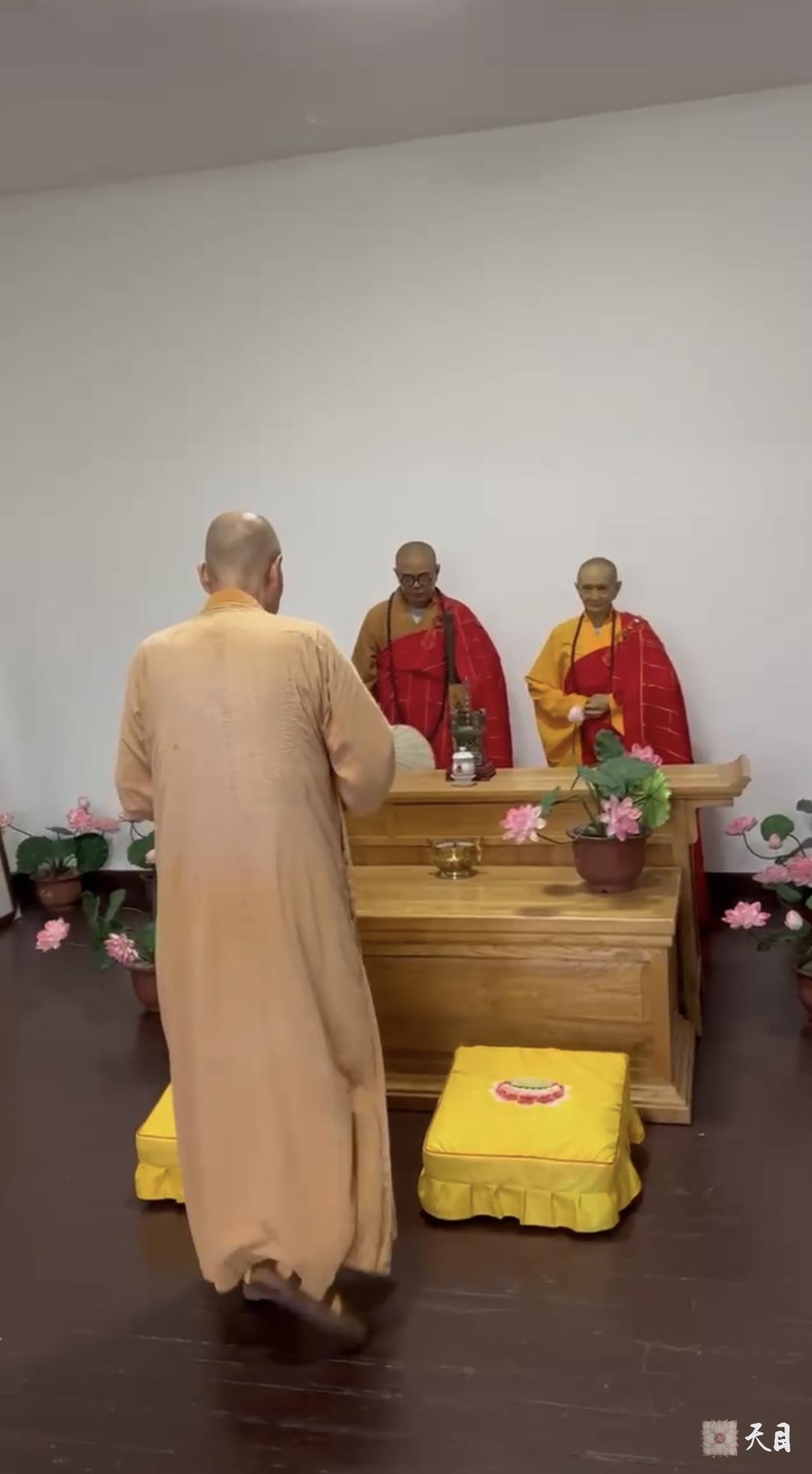 20240616圣观法师在重庆缙云山参访缙云寺在太虚大师惟贤法师蜡像前顶礼